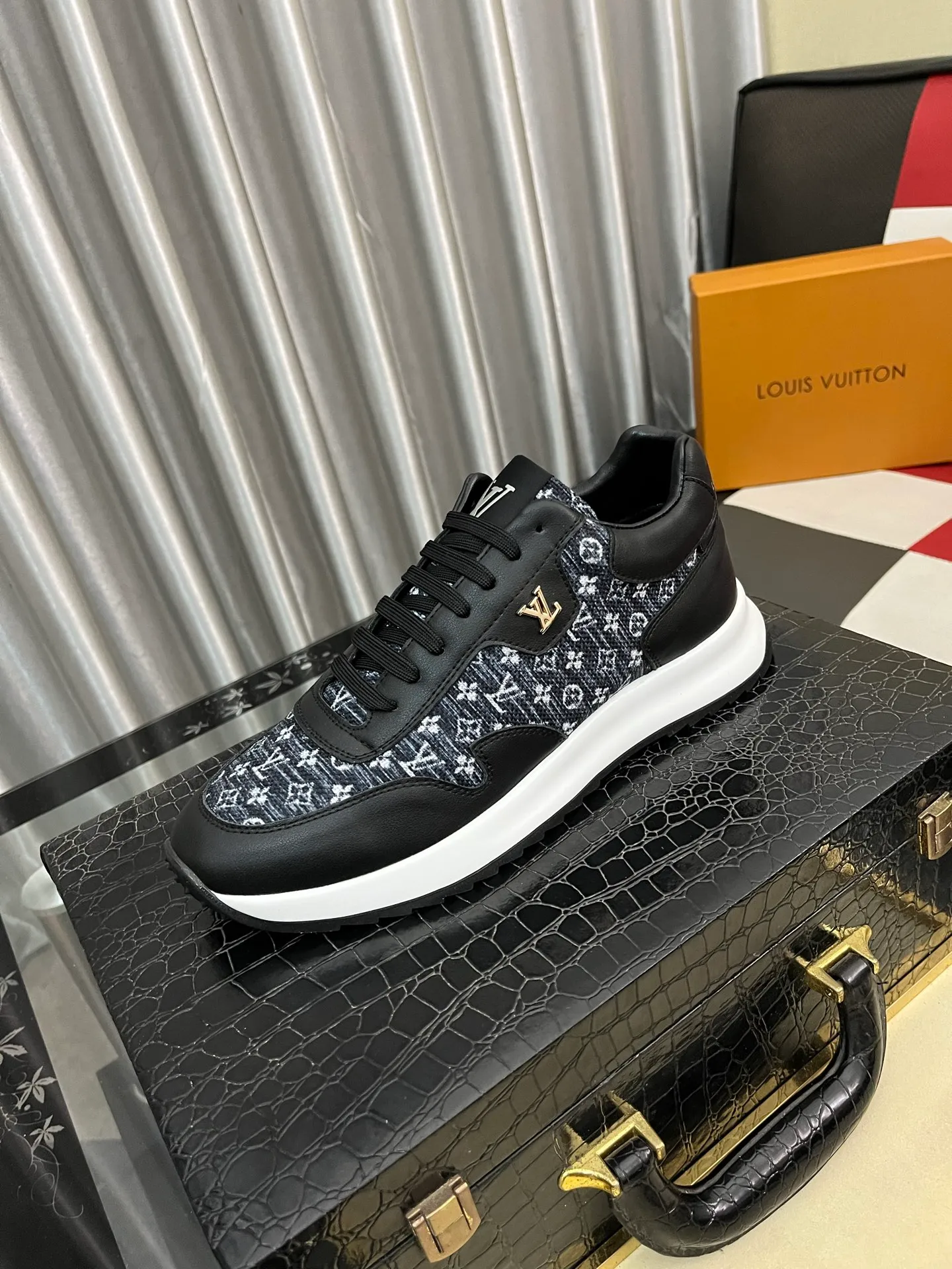 Men's shoes 💰438⌚️⌚️LV Louis Vuitton. The latest fashionable casual shoes are popular in physical stores. New spring and summer comfortable imported custom original cowhide, unique jacquard fabric element design. With sheepskin lining, Lv original bottom, [sun][sun] high-end packaging and high quality💪Details determine the quality, you can enter and exit the counter at will, welcome to compare🇮🇹Number of sizes 38-443️⃣Color options available